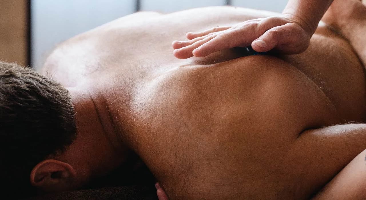 MASSAGE ÉLÈVE - THÉRAPEUTE NUE - Masajes Eróticos Medellín